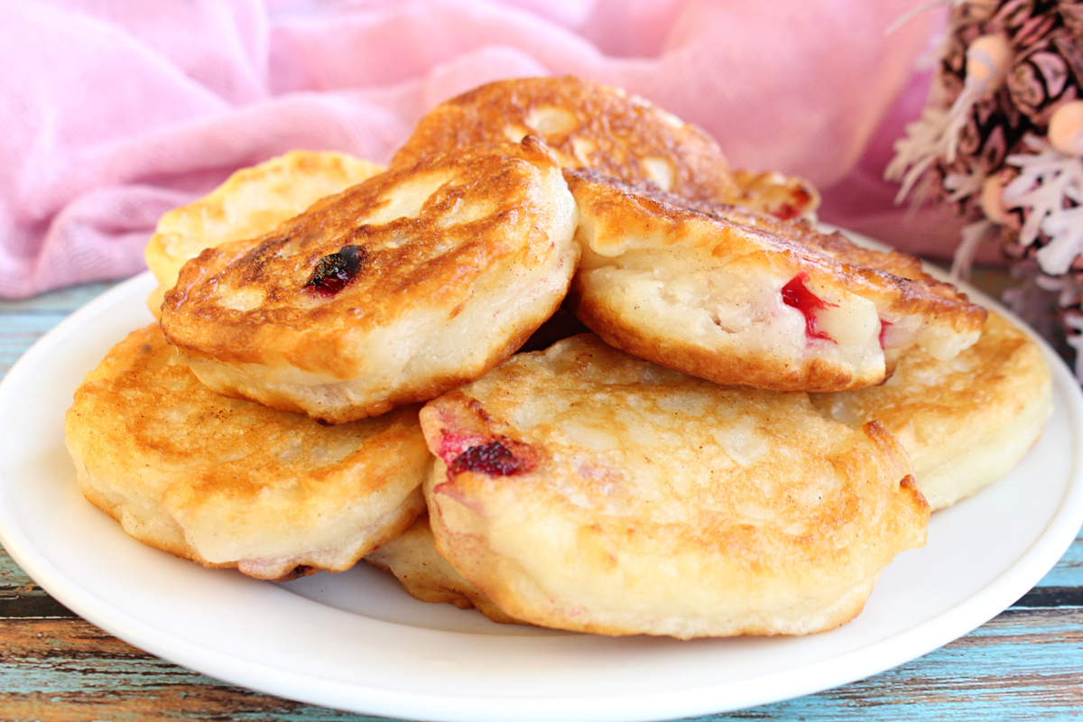 Нежные оладьи на кефире с брусникой: просто, быстро и невероятно вкусно