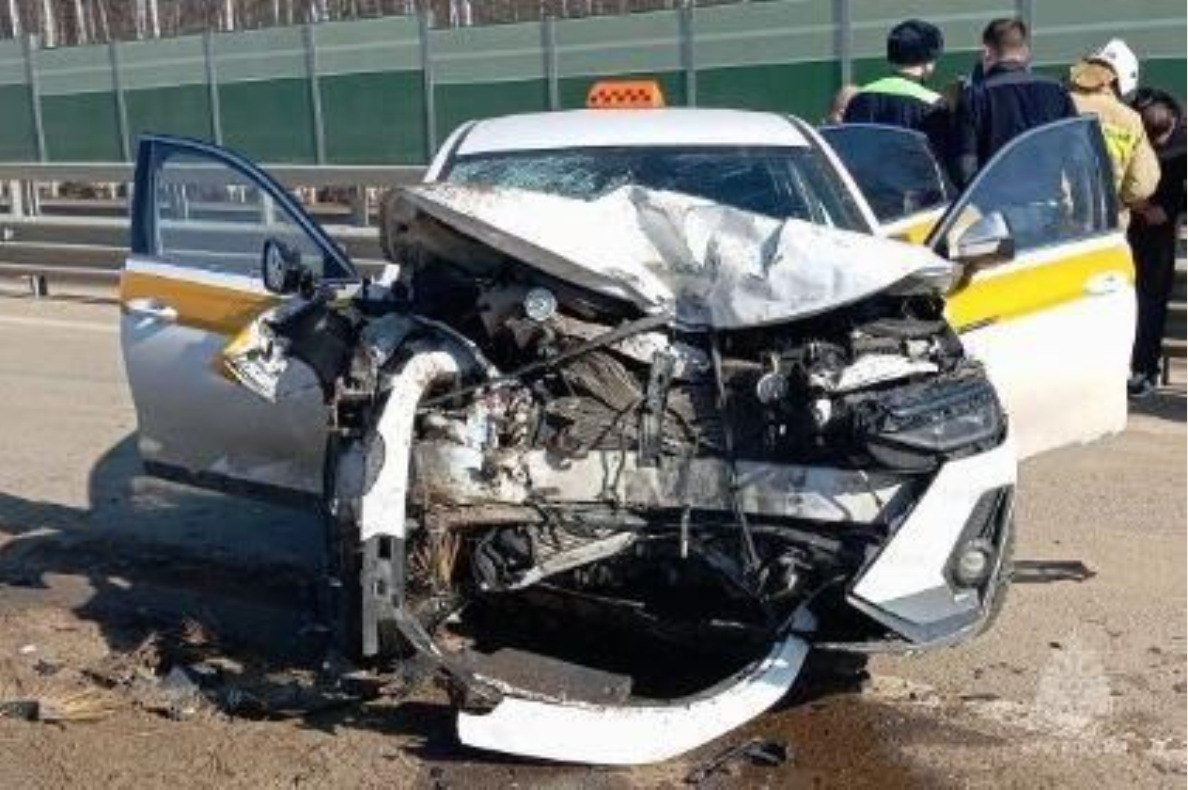 В Калуге таксист врезался в трактор