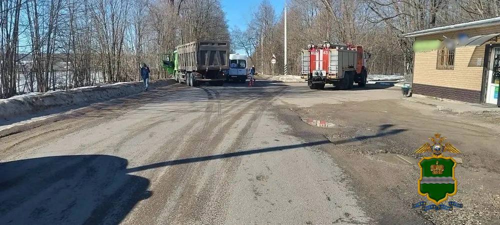 Сотрудники полиции устанавливают обстоятельства ДТП, произошедшего 22 марта 2026 года в 09 часов 36 минут на 11 км автодороги «Кондрово–Галкино–Острожное–Барсуки» Сотрудники полиции устанавливают обстоятельства ДТП, произошедшего 22 марта 2026 года в 09 часов 36 минут на 11 км автодороги «Кондрово–Галкино–Острожное–Барсуки»