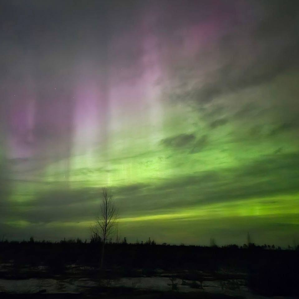 Чудеса природы: полярное сияние наблюдали жители разных регионов России сегодня ночью Чудеса природы: полярное сияние наблюдали жители разных регионов России сегодня ночью