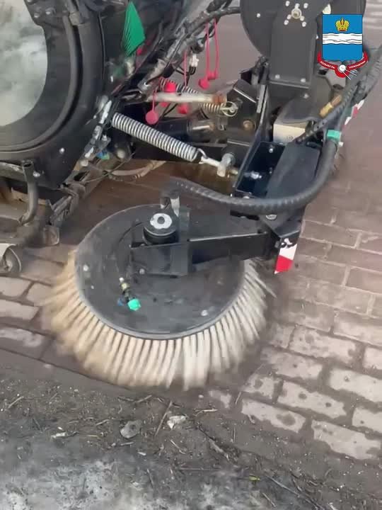 Уборка идёт полным ходом. Бригады дорожных рабочих вручную собирают смет — то, что скопилось за зиму на обочинах