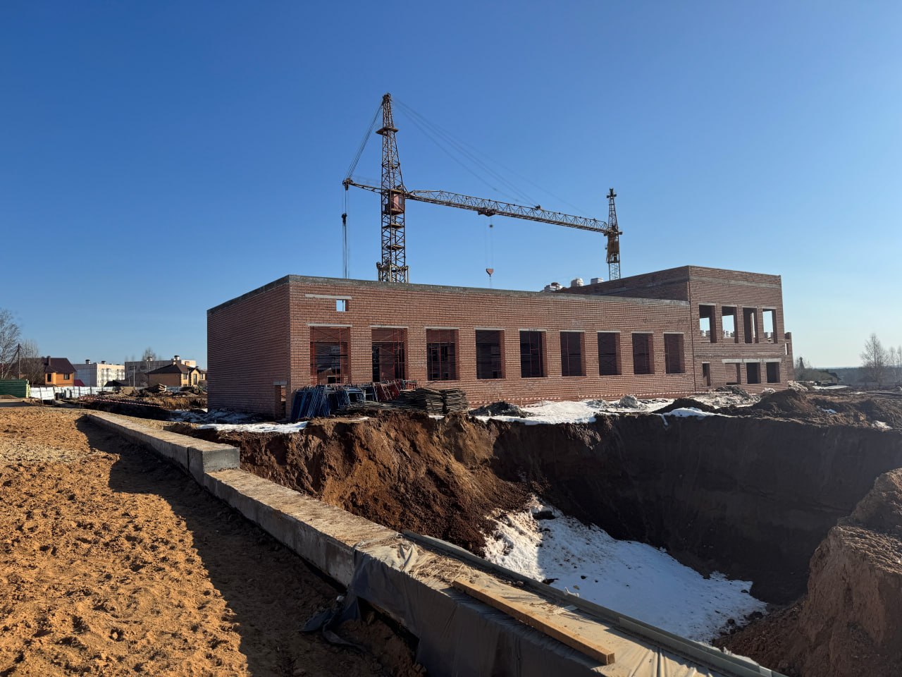 Губернатор Владислав Шапша вместе с сенатором Анатолием Артамоновым проверили, как строятся новые школы в Калуге Губернатор Владислав Шапша вместе с сенатором Анатолием Артамоновым проверили, как строятся новые школы в Калуге