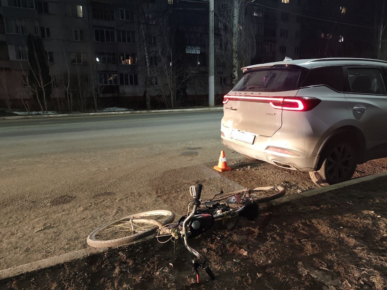 В Калуге мужчина на велосипеде с мотором врезался в «Чери» В Калуге мужчина на велосипеде с мотором врезался в «Чери»