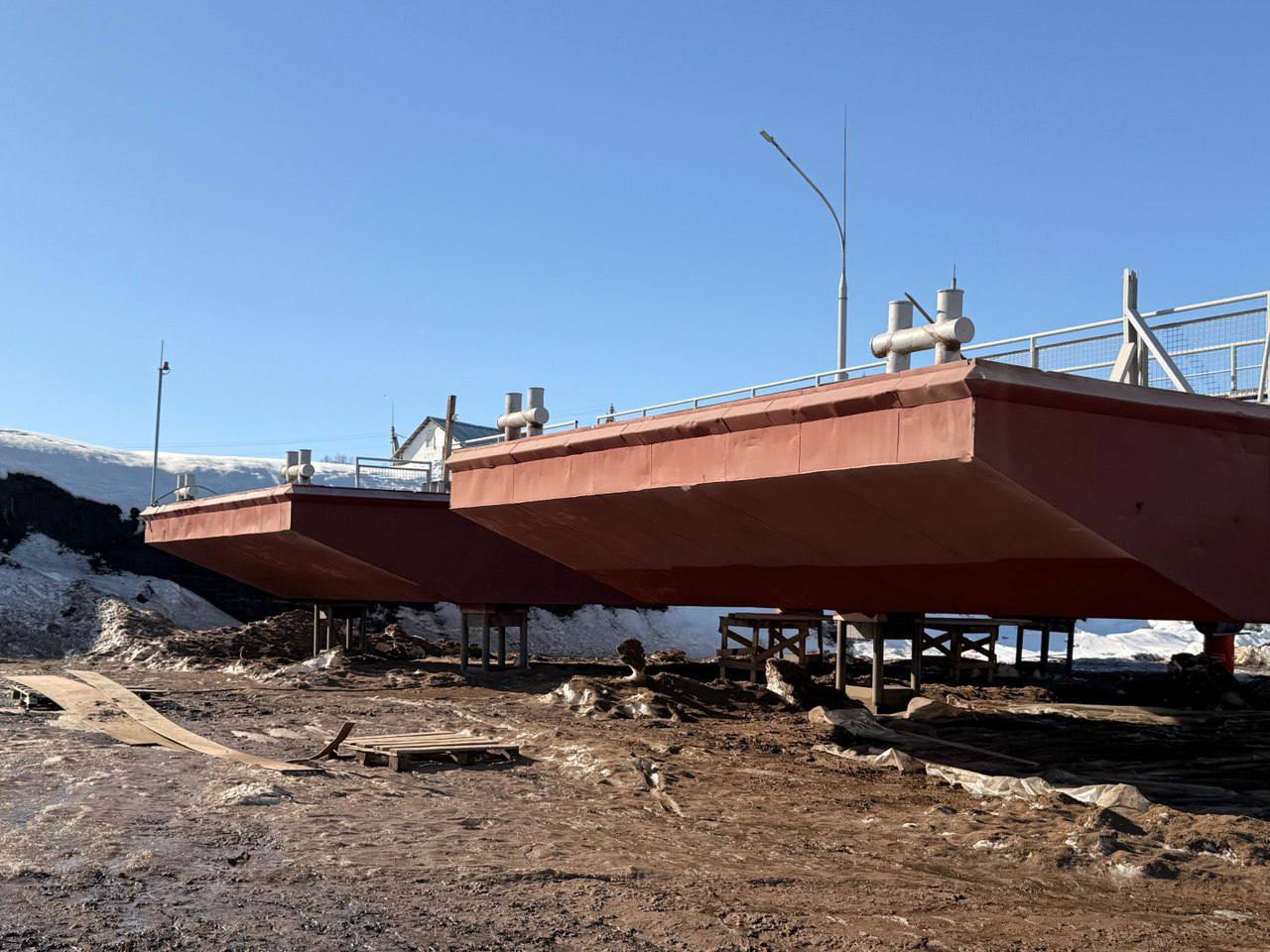В Дугне красят понтоны моста