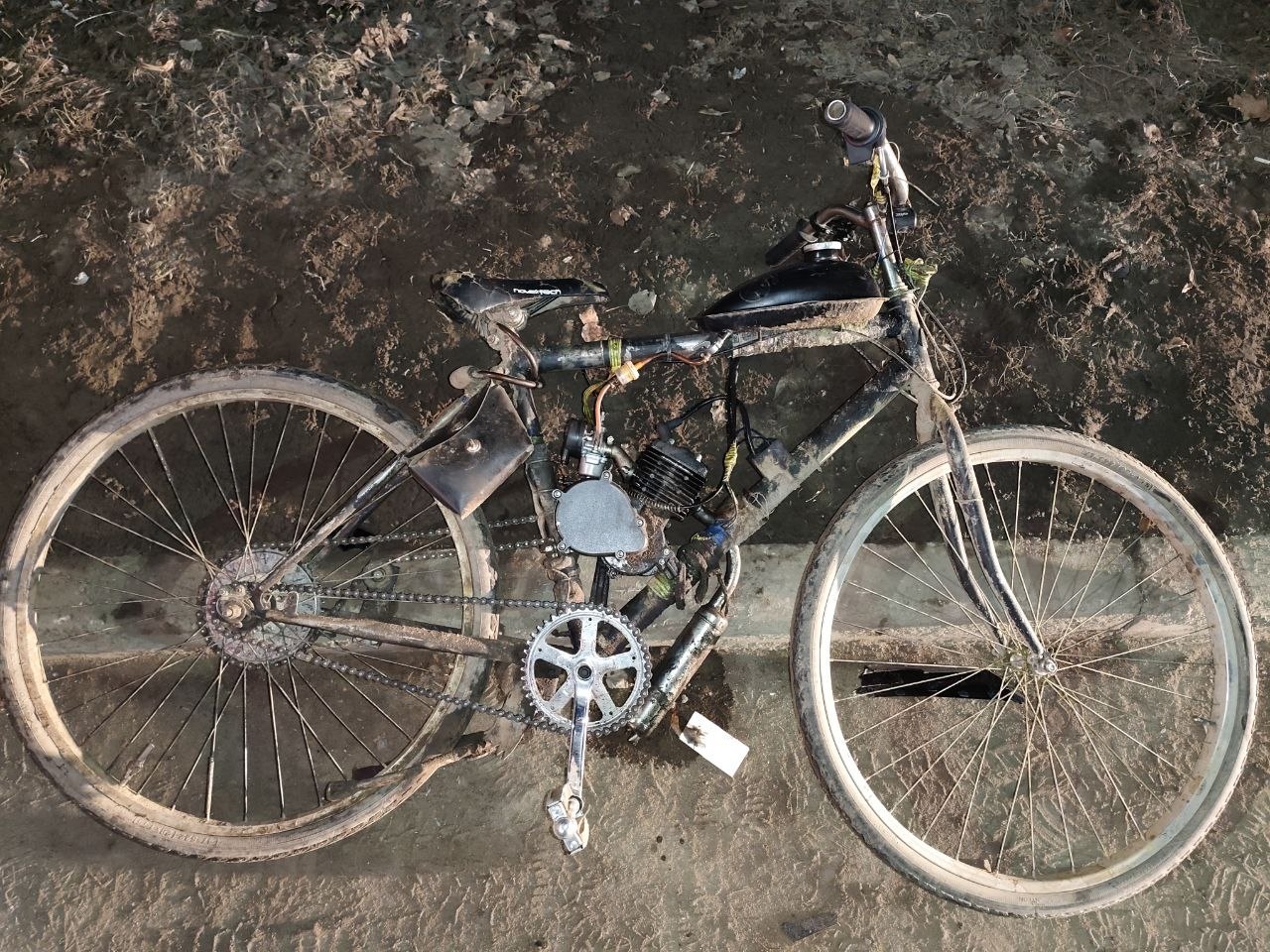 В Калуге мужчина на велосипеде с мотором врезался в «Чери»