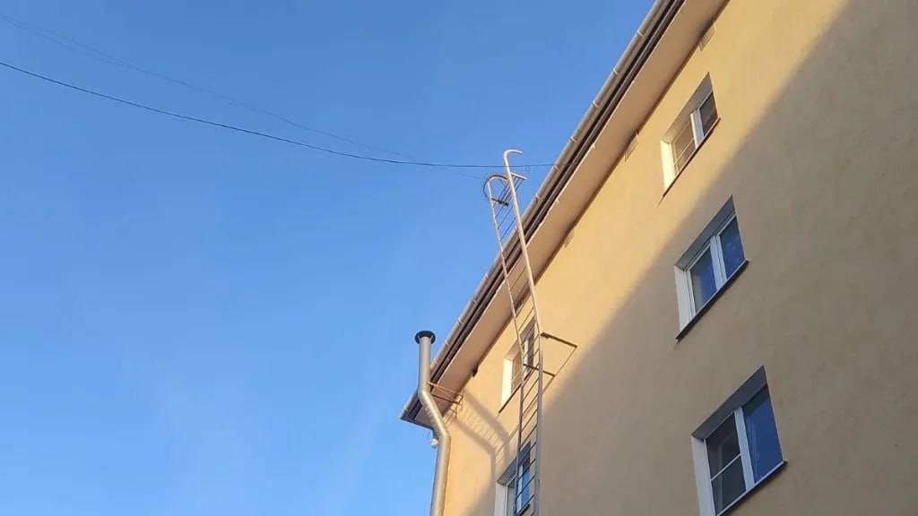 В Калуге на Степана Разина начала отходить пожарная лестница от дома