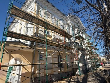В Калуге начали ремонтировать бывшую богадельню