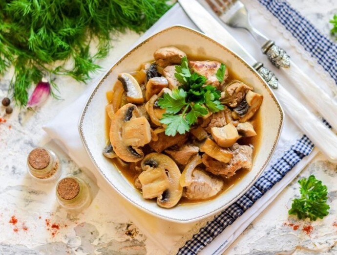 Сочная свинина с грибами и луком в духовке: простой рецепт