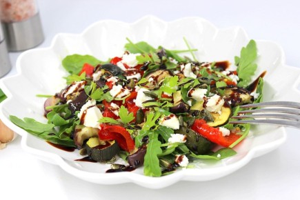 Нежный салат с запеченными овощами и фетой