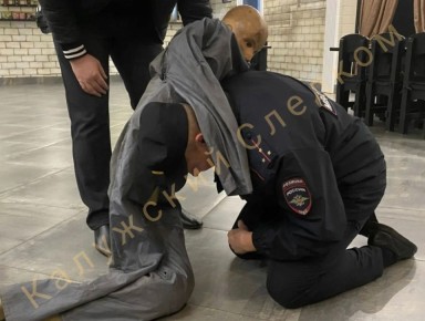 Пьяньчуга в баре хотел задушить полицейского