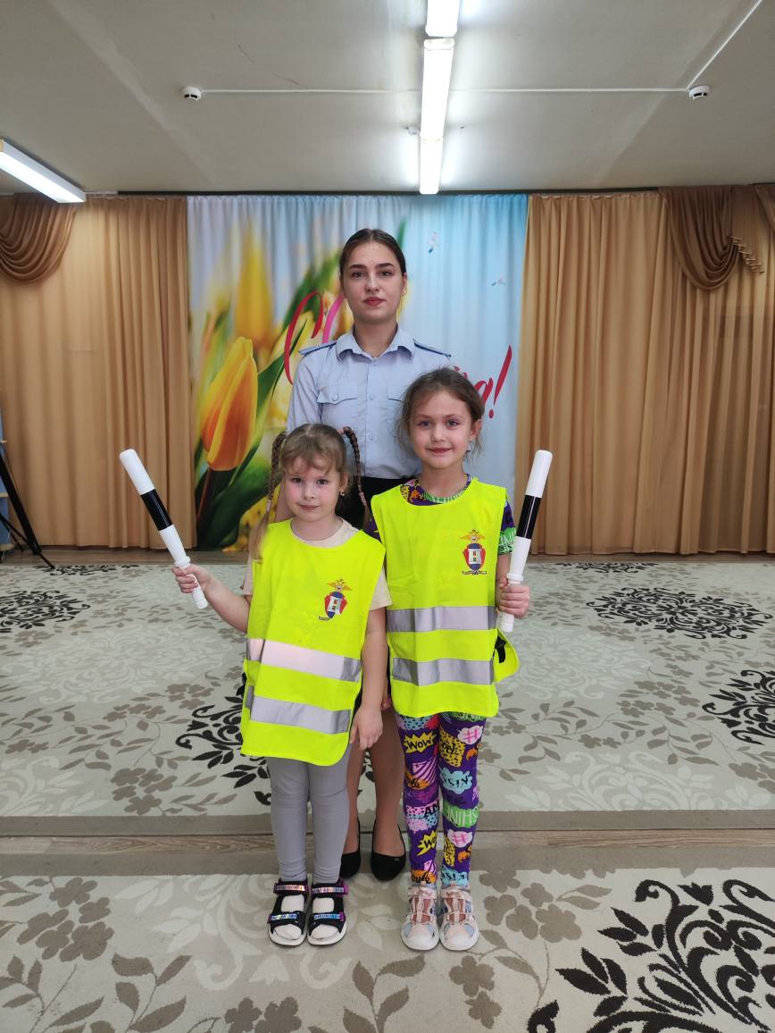 Сотрудники Госавтоинспекции Калуги провели спортивную игру для дошкольников Сотрудники Госавтоинспекции Калуги провели спортивную игру для дошкольников