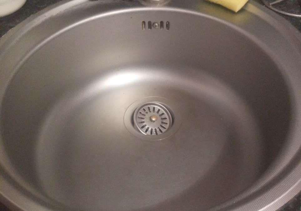 Эффективная борьба с запахом из слива: простые советы по очищению