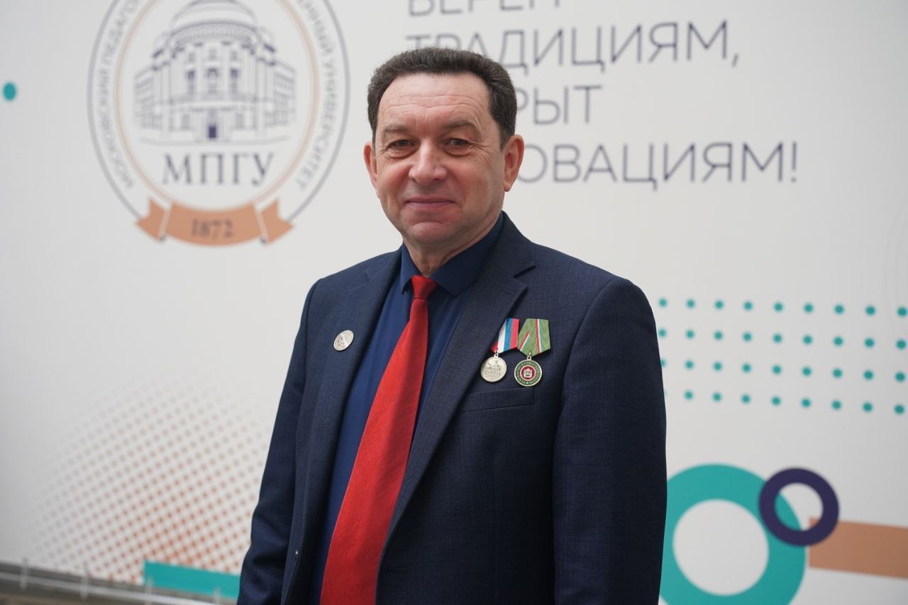 Марина Ахмедова: Евгений Николаевич Филонов — директор школы в селе Серпейск Калужской области