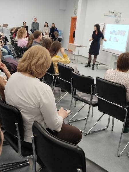 Инспектор по пропаганде безопасности дорожного движения провела родительское собрание в школе Инспектор по пропаганде безопасности дорожного движения провела родительское собрание в школе