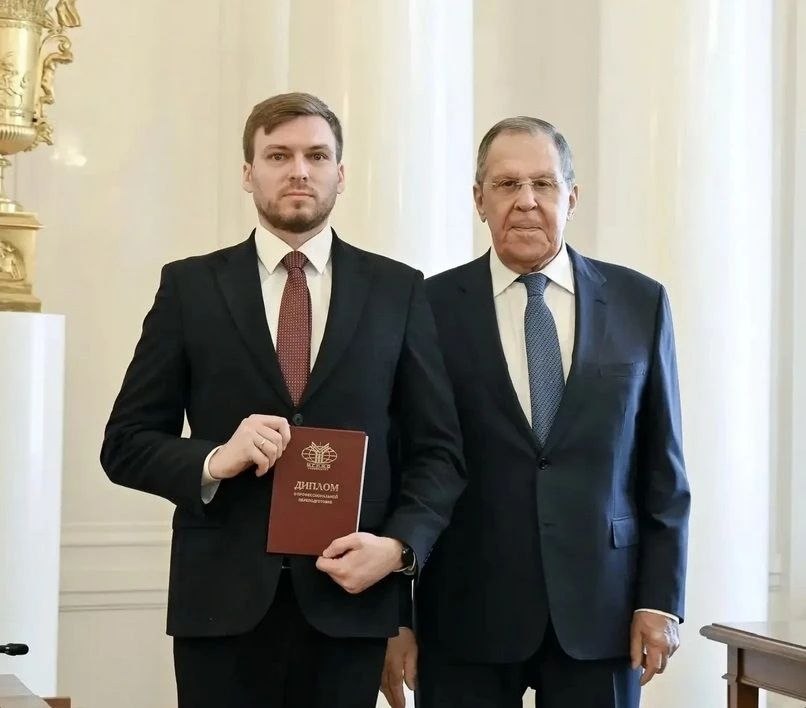 Сергей Лавров вручил дипломы МГИМО двум ветеранам СВО из Калужской области Сергей Лавров вручил дипломы МГИМО двум ветеранам СВО из Калужской области