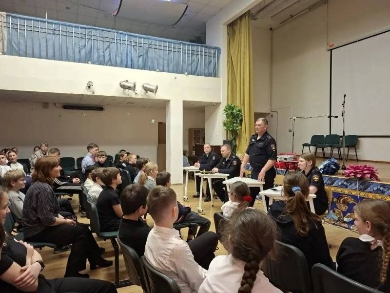 Сотрудники полиции провели профилактическую беседу в школе Сотрудники полиции провели профилактическую беседу в школе