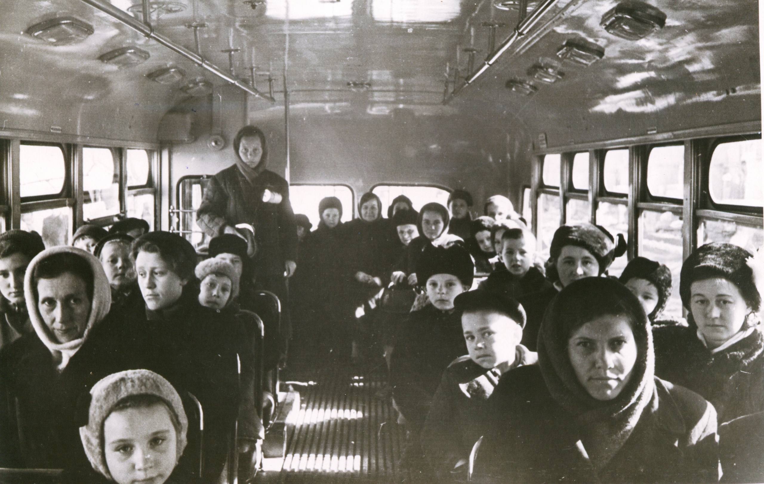 Дмитрий Денисов: 30 марта 1956 года. Гул голосов, улыбки, ожидание чуда… И вот – у Гостиных рядов перерезана лента Дмитрий Денисов: 30 марта 1956 года. Гул голосов, улыбки, ожидание чуда… И вот – у Гостиных рядов перерезана лента