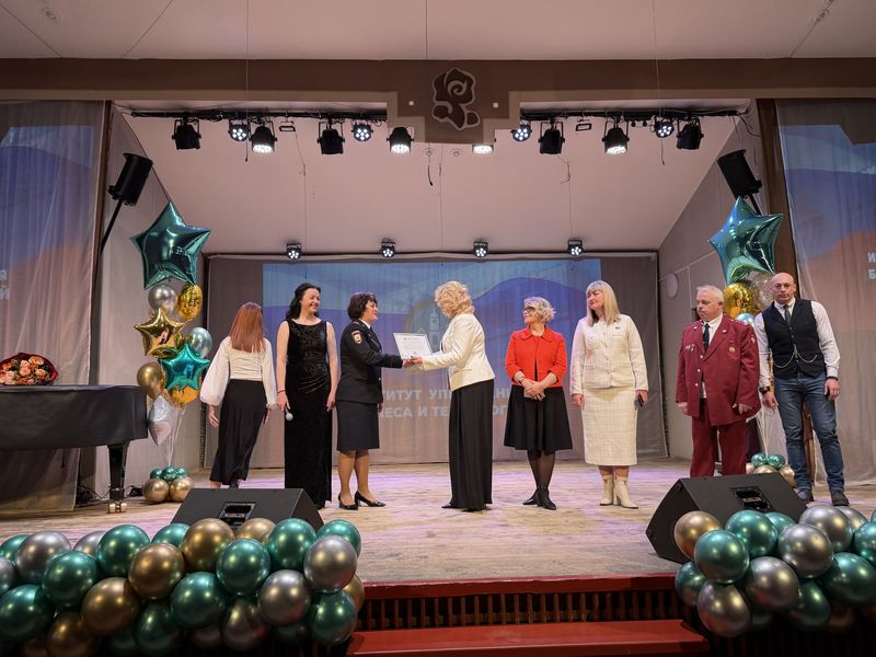 В Калуге сотрудники полиции приняли участие в торжественном вручении дипломов В Калуге сотрудники полиции приняли участие в торжественном вручении дипломов