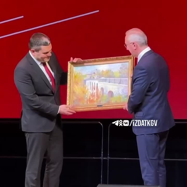Губернатор подарил картину Управлению калужского троллейбуса