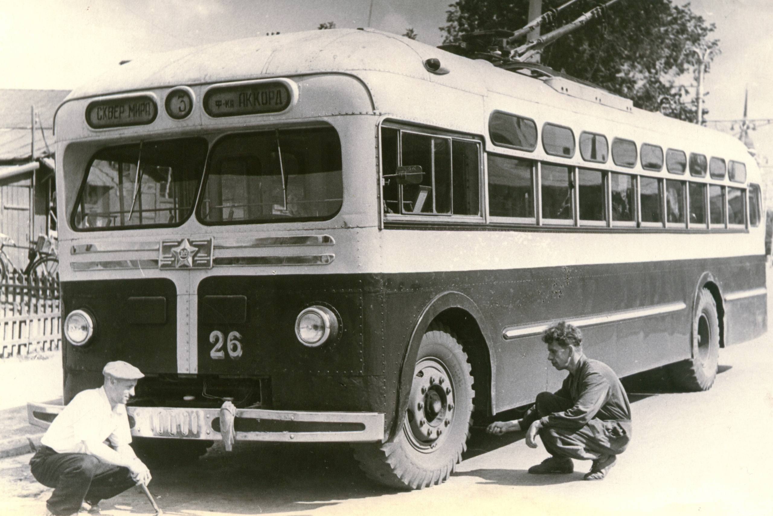 Дмитрий Денисов: 30 марта 1956 года. Гул голосов, улыбки, ожидание чуда… И вот – у Гостиных рядов перерезана лента Дмитрий Денисов: 30 марта 1956 года. Гул голосов, улыбки, ожидание чуда… И вот – у Гостиных рядов перерезана лента