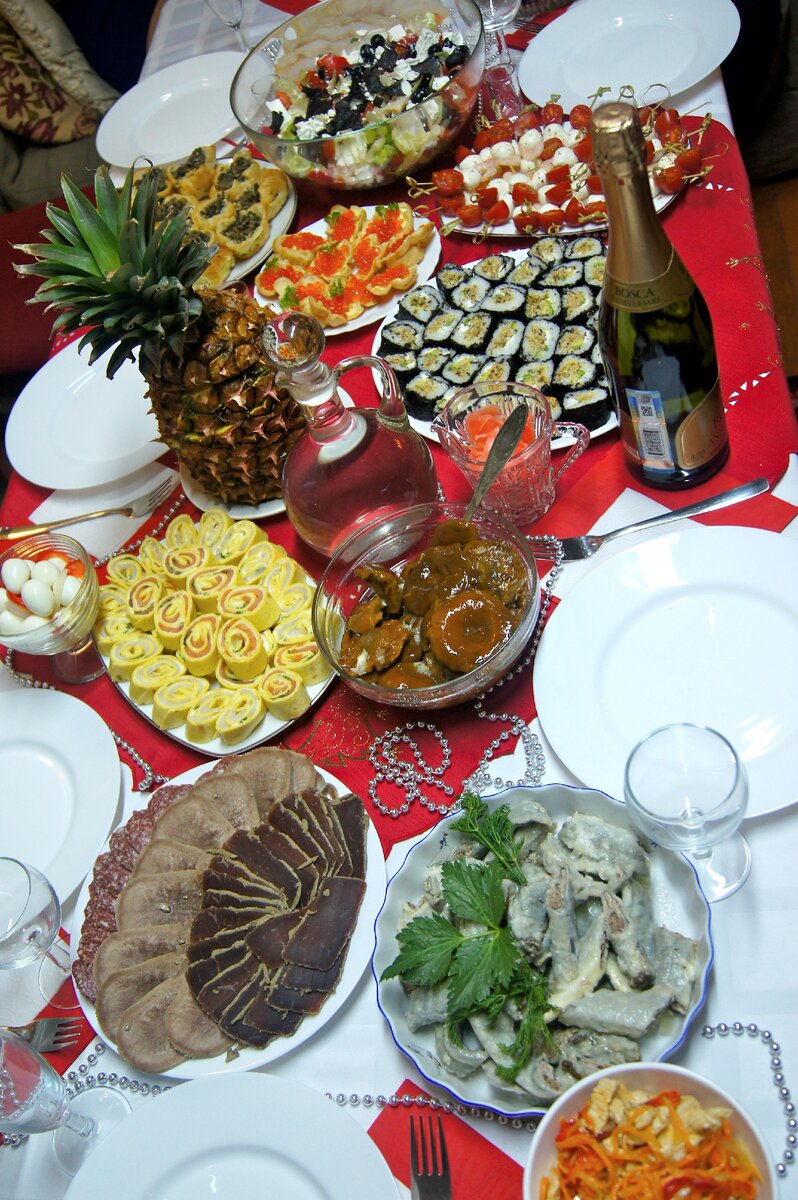 Как украсить новогодний стол для семейного праздника