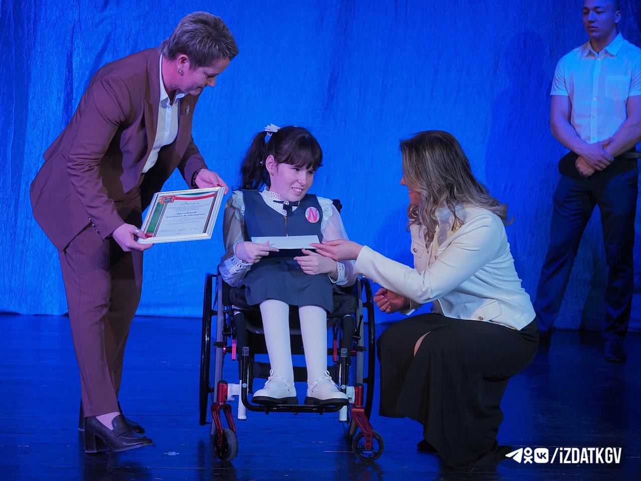 Одаренным детям вручили стипендии в Калуге Одаренным детям вручили стипендии в Калуге