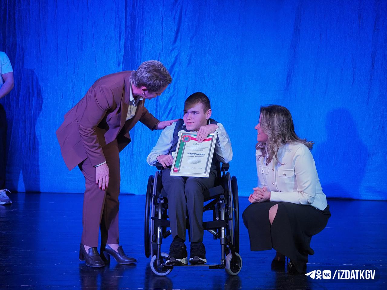 Одаренным детям вручили стипендии в Калуге Одаренным детям вручили стипендии в Калуге