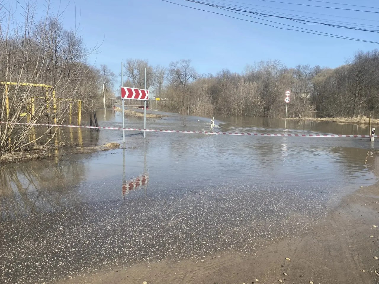 В Полотняном Заводе затопило мост