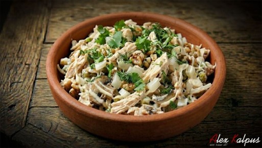 Кулинарное наследие Грузии: удивительный куриный салат с грибами