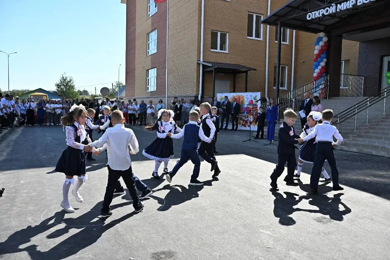 Владислав Шапша: В прошлом году в селе Лопатино Тарусского района построили современную школу, открыли ее с Председателем Правительства РФ Михаилом Мишустиным