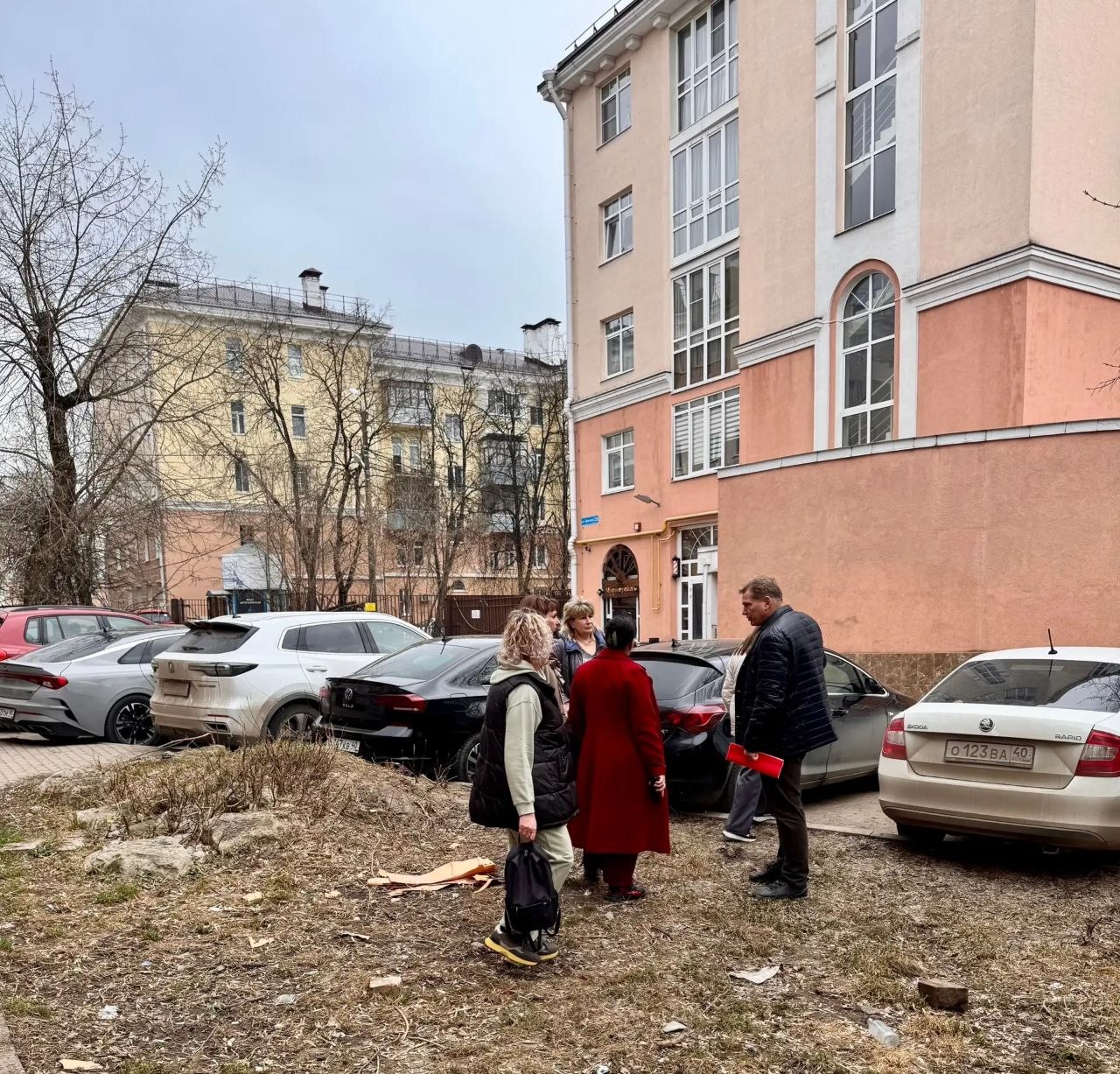 Зампредседателя Думы Андрей Иванов по обращениям жителей осмотрел территории 21-го избирательного округа: возле дома №64 по улице Маяковского открыт колодец, этот вопрос необходимо решить Зампредседателя Думы Андрей Иванов по обращениям жителей осмотрел территории 21-го избирательного округа: возле дома №64 по улице Маяковского открыт колодец, этот вопрос необходимо решить