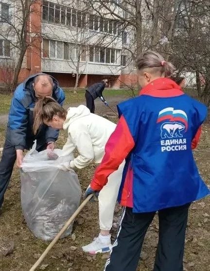 Депутат Дмитрий Галкин вместе со своим помощником приняли участие в субботнике на территории Церкви Феодоровской иконы Божией Матери – прихода святого князя Владимира Депутат Дмитрий Галкин вместе со своим помощником приняли участие в субботнике на территории Церкви Феодоровской иконы Божией Матери – прихода святого князя Владимира