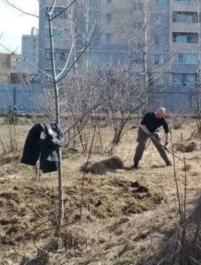 Депутат Дмитрий Галкин вместе со своим помощником приняли участие в субботнике на территории Церкви Феодоровской иконы Божией Матери – прихода святого князя Владимира