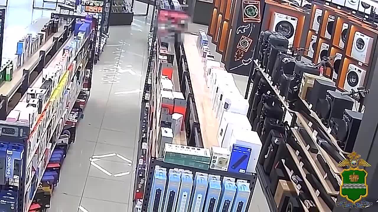Калужанина поймали на краже музыкальной колонки из магазина