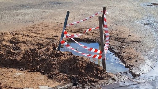 Канализация заливает дорогу в калужском Кирове несколько дней