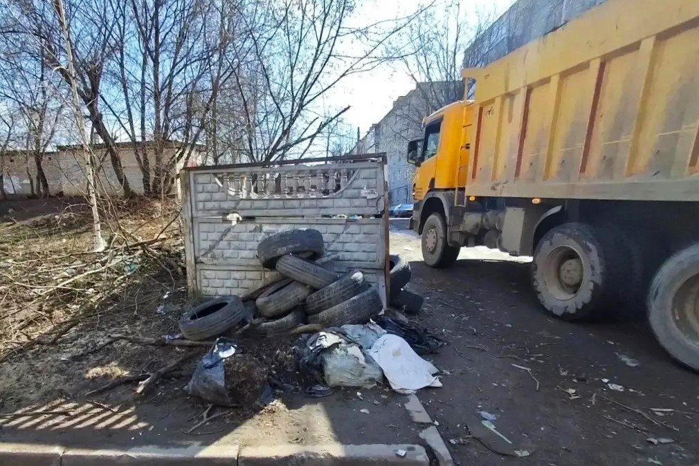 Коммунальщики Калуги вывезли 60 КАМАЗов мусора за неделю Коммунальщики Калуги вывезли 60 КАМАЗов мусора за неделю