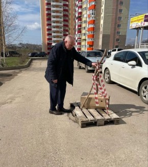 Зампредседателя Думы Андрей Иванов по обращениям жителей осмотрел территории 21-го избирательного округа: возле дома №64 по улице Маяковского открыт колодец, этот вопрос необходимо решить