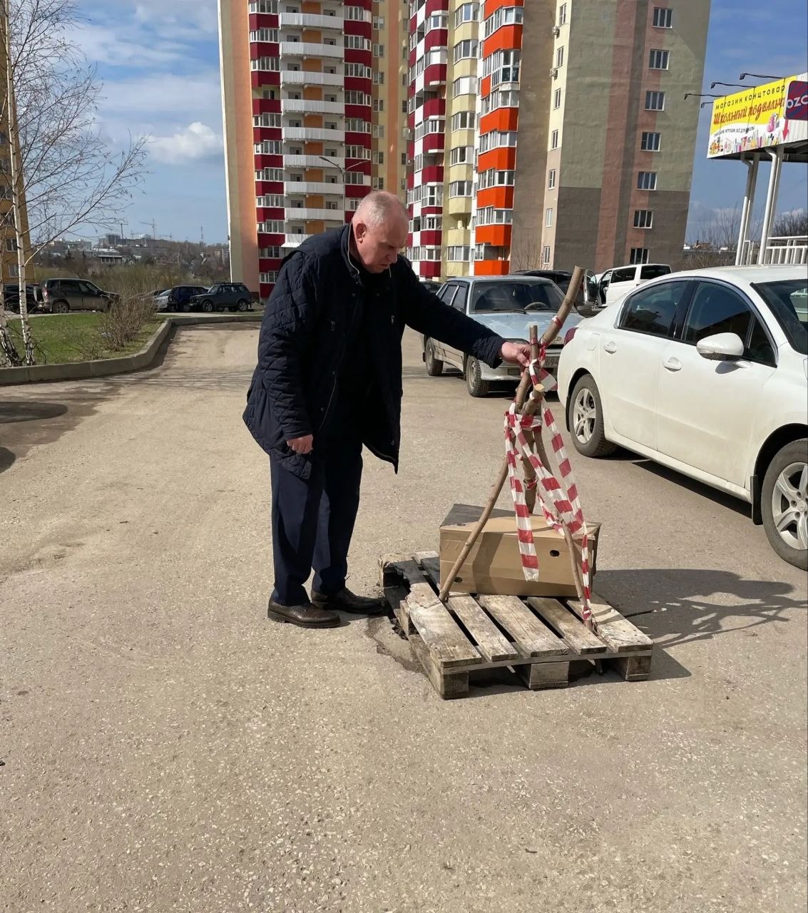 Зампредседателя Думы Андрей Иванов по обращениям жителей осмотрел территории 21-го избирательного округа: возле дома №64 по улице Маяковского открыт колодец, этот вопрос необходимо решить
