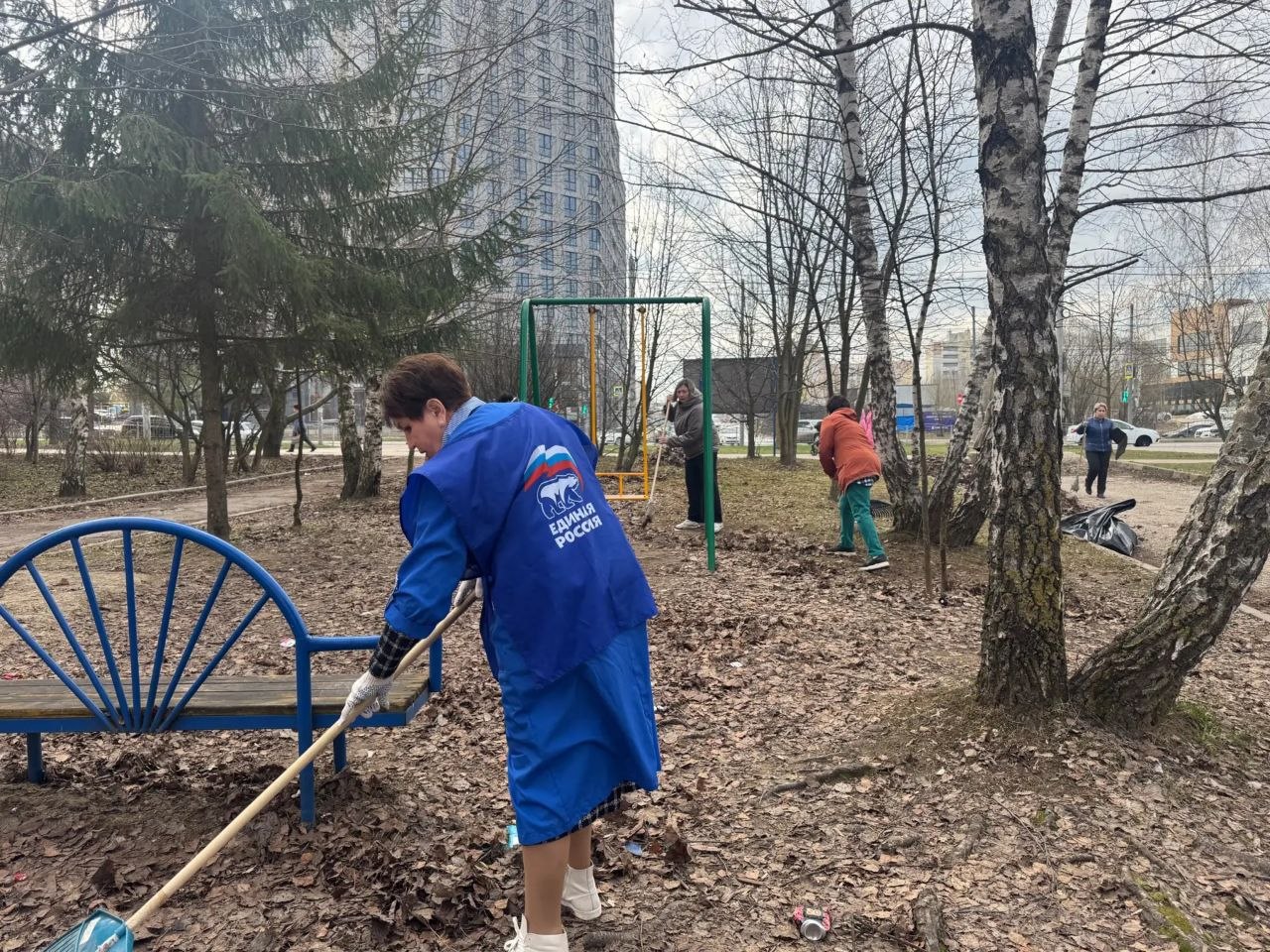 Депутат Дмитрий Галкин вместе со своим помощником приняли участие в субботнике на территории Церкви Феодоровской иконы Божией Матери – прихода святого князя Владимира Депутат Дмитрий Галкин вместе со своим помощником приняли участие в субботнике на территории Церкви Феодоровской иконы Божией Матери – прихода святого князя Владимира