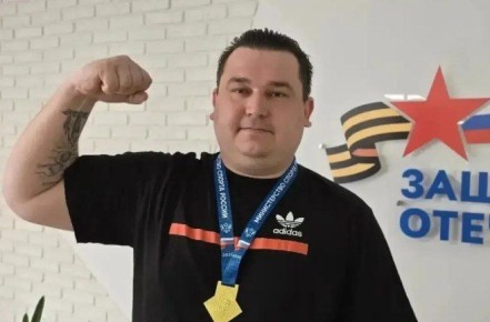 Потерявший зрение после ранения десантник стал чемпионом России по пауэрлифтингу