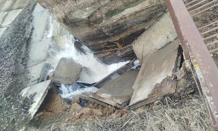 На реке Серёна в Калужской области размыло дамбу