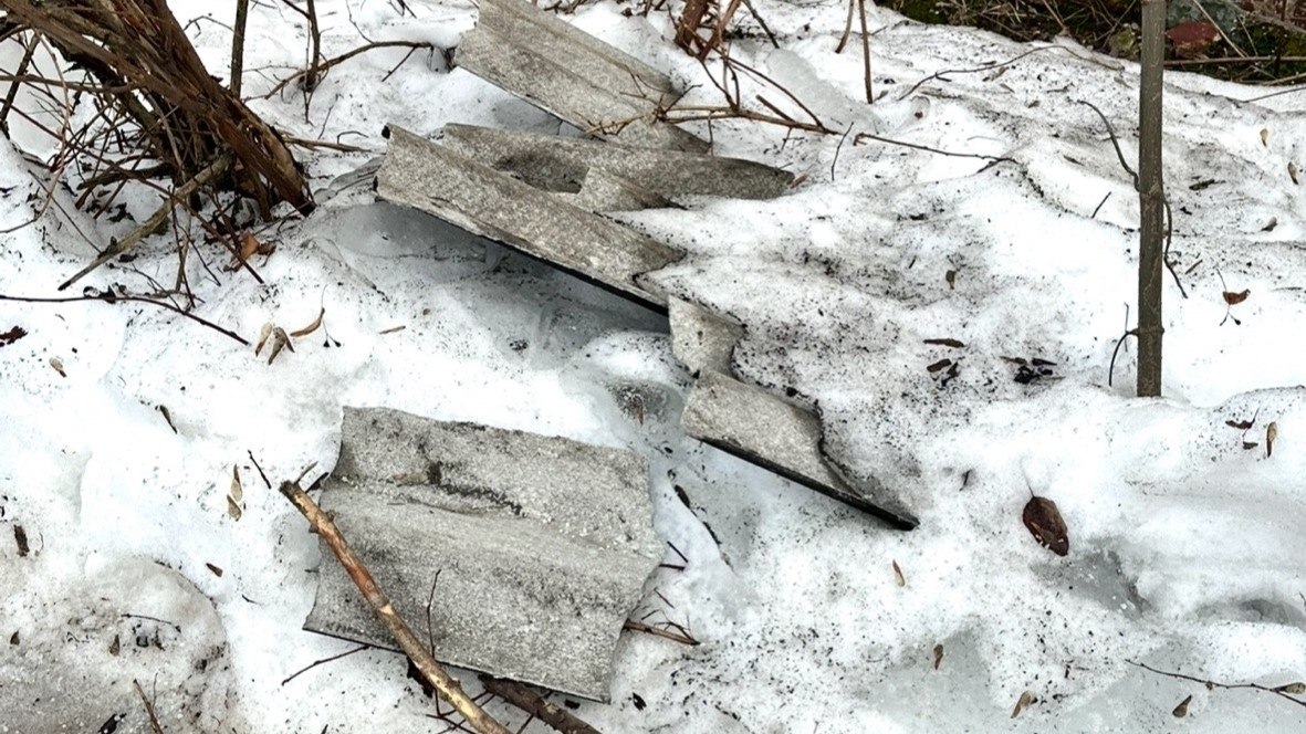 В Калуге на улице Салтыкова-Щедрина сосульки на крыше сбили вместе в шифером