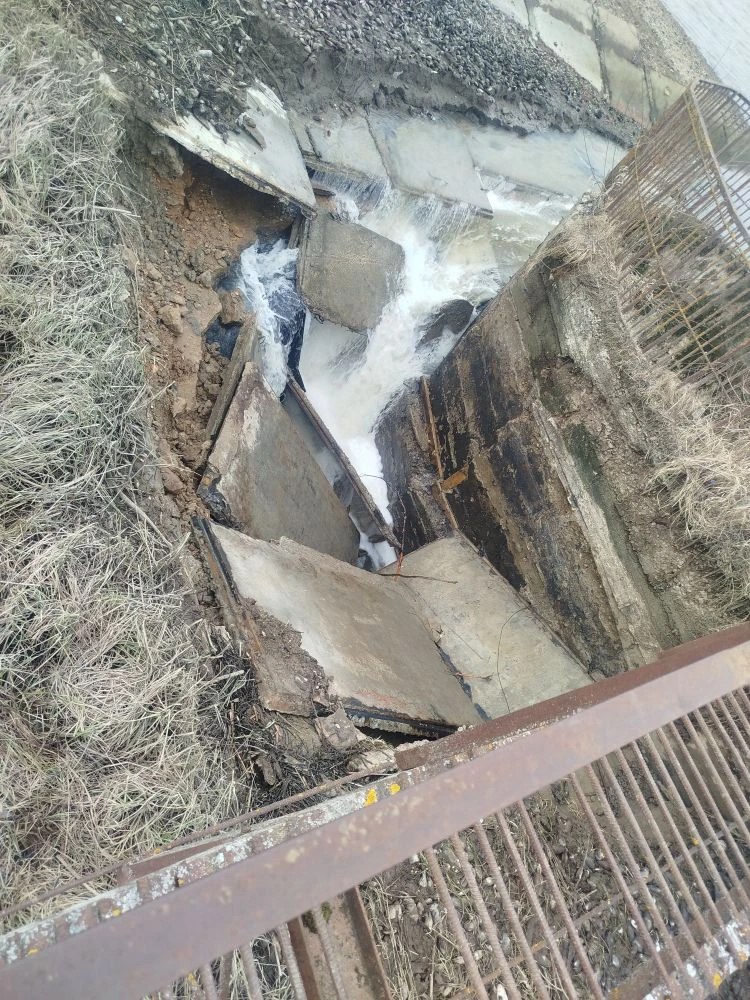 В Калужской области размыло дамбу