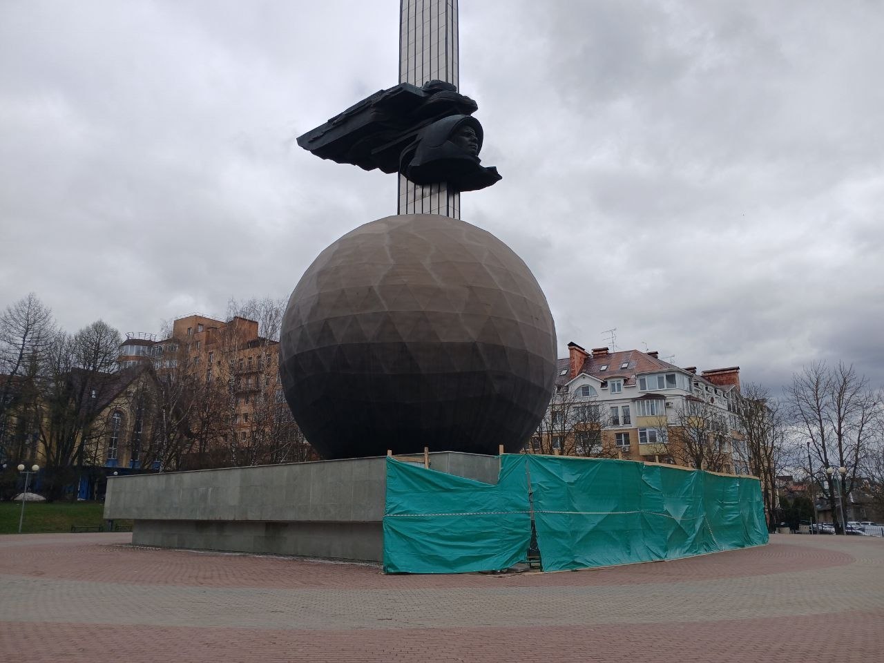 В Калуге начали ремонтировать памятник 600-летию города