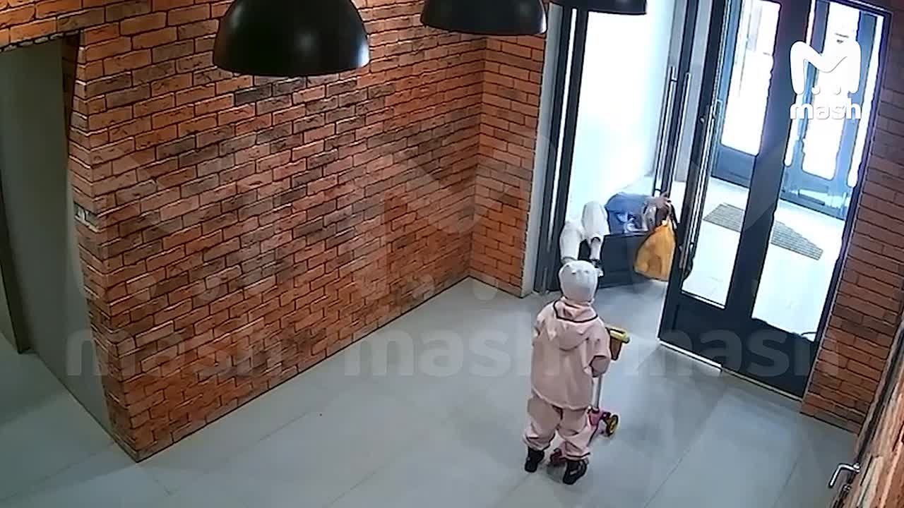 Портал в мем "что у вас здесь происходит" или наглядный пример того, как Трамп пытался войти в Иран, — на примере жизни в ЖК "Молодёжный" в городе Кременки Калужской области