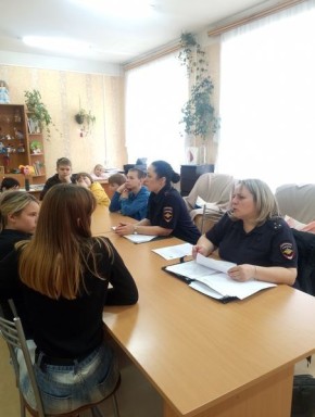 В Козельске сотрудники полиции провели профилактическую встречу с воспитанниками Центра «Ровесник»