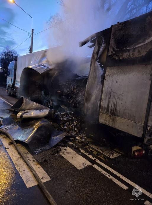 Ночью загорелась фура. Пожар в деревне Крюково Юхновского района, расположенной на трассе А130, начался около 4 утра в среду, 8 апреля
