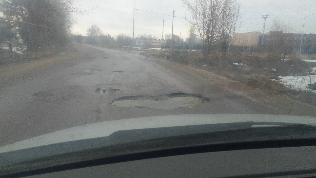 На улице Маршала Зимина образовались ямы на дороге у школы №29