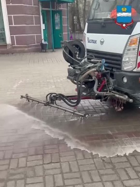 Проводим мойку центральных дорог со специальным шампунем, он помогает удалить мазутные, масляные пятна и другие загрязнения, которые не смываются обычной водой