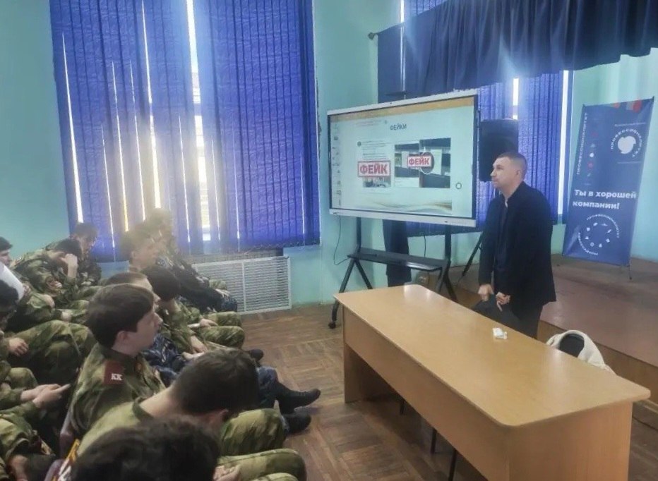 В Калуге полицейские рассказали молодежи об ответственности за экстремистскую деятельность В Калуге полицейские рассказали молодежи об ответственности за экстремистскую деятельность